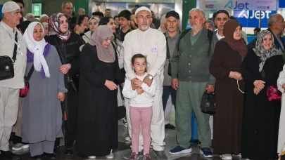 İlk hac kafilesi dualarla uğurlandı