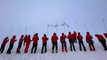 AKUT’tan Uludağ’da çetin eğitim: Kar kalınlığı 2,5 metreyi buldu