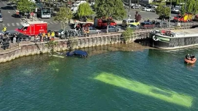 Yolcu otobüsü otomobille birlikte nehre gömüldü