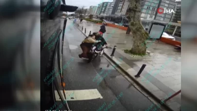 Küçükçekmece'de İETT otobüsünden inen yolcuya motosiklet çarptı: O anlar kamerada