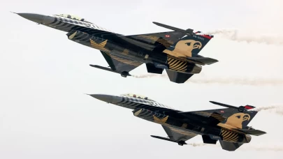 SOLOTÜRK’ten tarihi uçuş: İki uçakla 15. yıl kutlaması nefes kesti