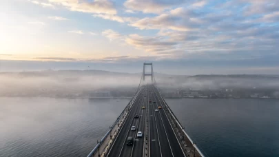 İstanbul'da yoğun sis etkisi: Boğaz hattı gemi trafiğine kapandı!