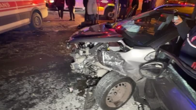 Avcılar’da feci kafa kafaya çarpışma: Kavşakta dehşet anları!