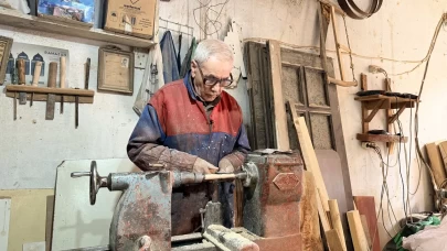 74 yaşındaki usta, ahşap beşik ile geçmişi ve geleceği buluşturuyor