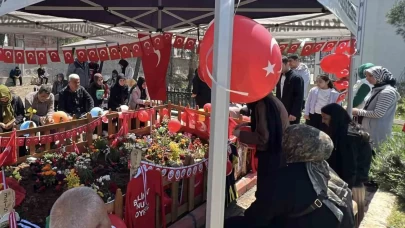Kahramanmaraş'ta buruk bayram: Mezarlar bayrak ve balonlarla süslendi