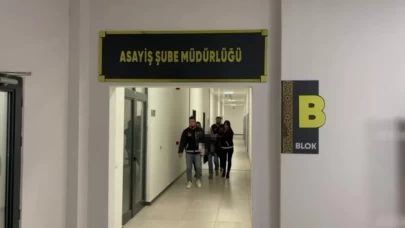 Doğurduğu bebeğini çöp konteynerine atan cani anne hakim karşısında...