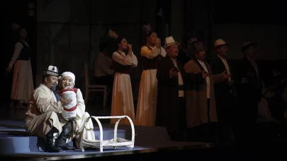 Bişkek'te efsanevi sanatçı Süymonkul Çokmorov'un hayatı müzikalde sahne aldı