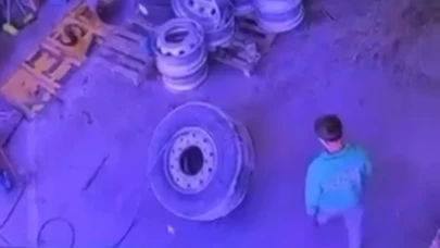 Kamyonet lastiği bomba gibi patladı! O anlar güvenlik kamerasına yansıdı