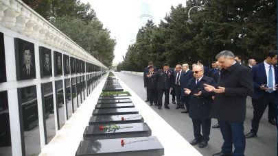 Bakan Çiftçi Bakü’de anıt mezarları ziyaret etti