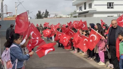 Şanlıurfa'da sevgi koridoru: Okula bayrak ve çiçeklerle gittiler