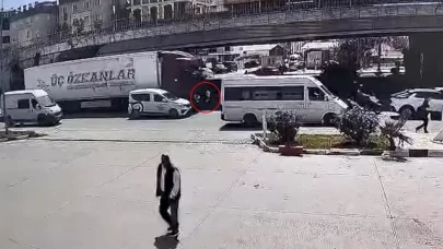 Antalya'da korkunç kaza: Mendil satan kadın tırın altında kaldı!