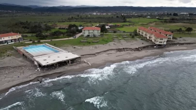 Deniz karayı yuttu: Karasu’da villalar birer birer dalgalara teslim oldu!