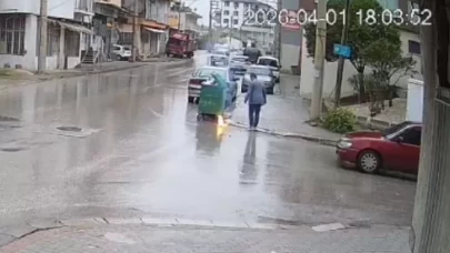 Çöpe atacaktı, canını zor kurtardı: Cep telefonu bataryası alev aldı