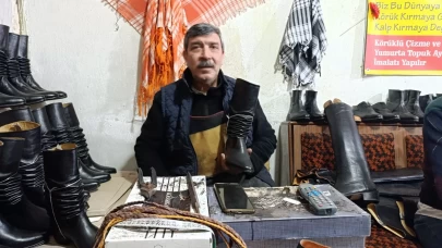 Turgutlu'da 45 yıllık Suat usta 100 yıllık kalıplarla geleneksel efe çizmeleri üretiyor!