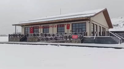 Keltepe Kayak Merkezi'nde nisan sürprizi: Beyaz örtü tekrar gözüktü