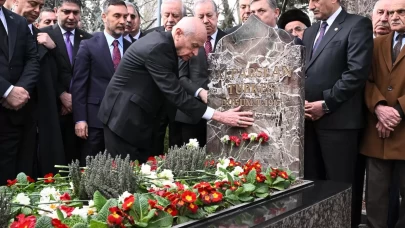 MHP Lideri Devlet Bahçeli, Başbuğ Alparslan Türkeş'i kabri başında andı!
