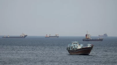 İran yük gemisi Devrim Muhafızları eşliğinde Umman Denizi’ni geçti