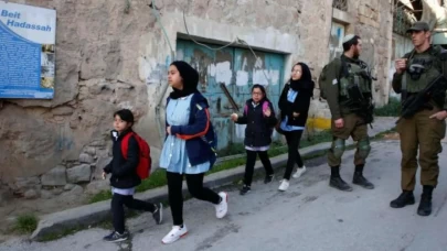 İsrail'den okula giden Filistinli öğrencilere saldırı!