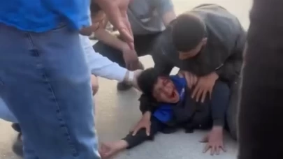 Dehşet anı kamerada! Adana'da otomobil çarpan elektrikli bisiklet ikiye bölündü