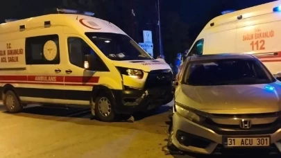 Ambulans ile otomobilin çarpıştı