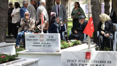 Anneler Günü’nde yürek burkan buluşma: Şehit anneleri, evlatlarının mezarında dua etti