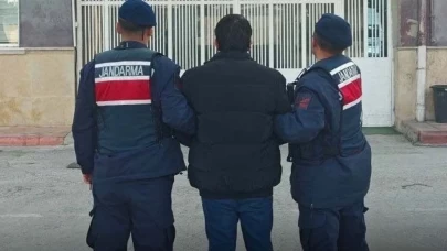 Jandarmadan kaçacaklarını sandılar! Öyle bir yere uyuşturucu saklamışlar ki...Kıskıvrak yakalandılar