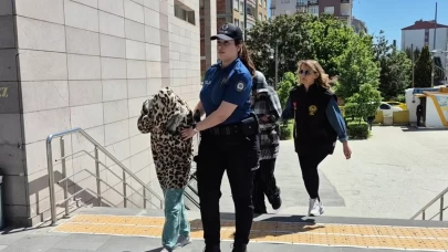 Hırsızlık anı kamerada! Kadının boynundaki altınları koparıp kaçtı