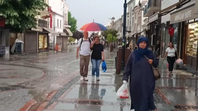 Vatandaşlar karton ve poşetle yağmurdan korunmaya çalıştı