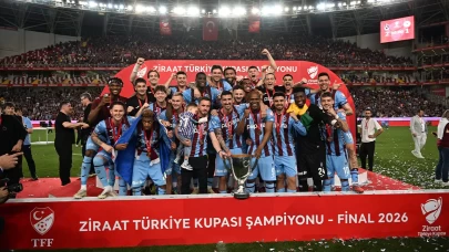 Şampiyon Trabzonspor kupasına kavuştu