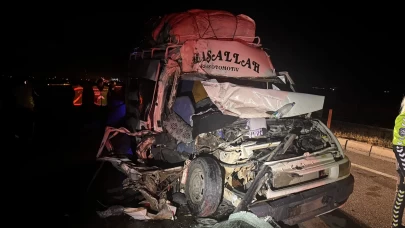 Aksaray’da tarım işçilerini taşıyan minibüs tırla çarpıştı: 12 yaralı