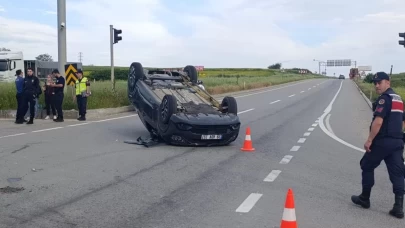 Tekirdağ'da kamyonetle çarpışan otomobil ters döndü