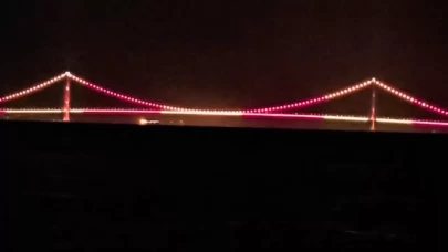 Çanakkale Köprüsü sarı-kırmızı oldu