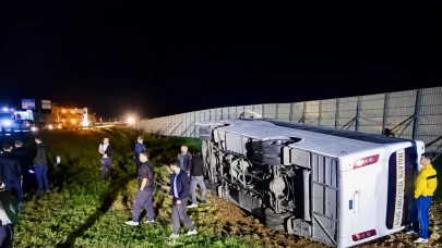 Maç dönüşü feci kaza! Taraftarları taşıyan midibüs şarampole yuvarlandı
