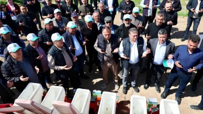 Kayseri Şeker sahada çiftçi ile omuz omuza