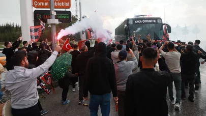 Çorum FK kafilesi kentte meşalelerle karşılandı