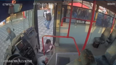 Otobüse emekleyerek bindi, şoför ağlama sesiyle fark etti! O anlar kamerada