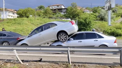 Bir araç, diğer aracın üzerinde asılı kaldı