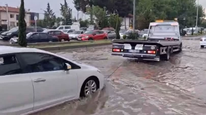 Caddeler göle döndü, araçlar mahsur kaldı