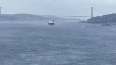 Gemi arıza yaptı, çift yönlü trafik durduruldu