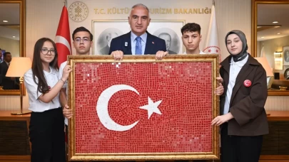 Genç sanatçılardan Bakan Ersoy'a anlamlı hediye!