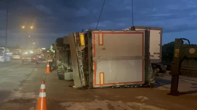 Devrilen tır trafiği felç etti