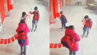 Herkesi duygulandıran görüntüler! Öğrencilerin bayrak seferberliği takdir topladı
