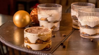 Espressolu mascarpone ve kakaolu bisküvi katları