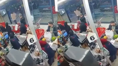 Müşteri market çalışanını 'Bir bakar mısın' diye çağırıp kafa attı!