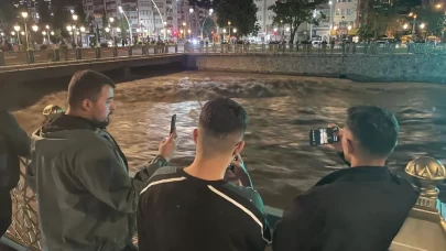 Vatandaşlar tehlikeye rağmen köprüye akın etti