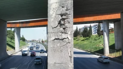 İstanbul Büyükşehir Belediyesi'nden büyük sorumsuzluk! Tır ve otobüslerin geçtiği köprü yıkılmak üzere! Beton parçaları tek tek dökülüyor!