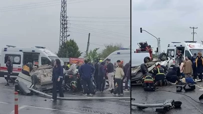 Refüje çarpan otomobildeki aileyi itfaiye kurtardı