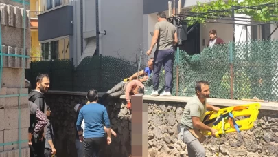 Aksaray'da çatıdan düşen işçinin sırtına demir korkuluk saplandı!
