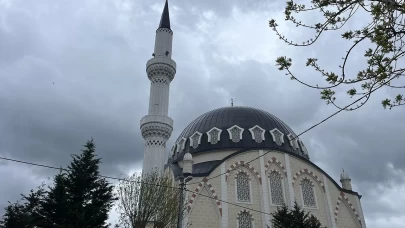 İstanbul'da fırtına etkisi... Arnavutköy’de caminin minaresi sallandı!