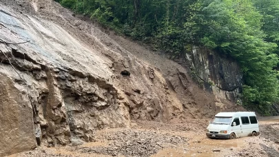 Trabzon’daki heyelanda minibüsteki 3 kişi son anda kurtuldu